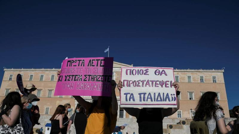 Επικίνδυνα παιχνίδια με την υποχρεωτική συνεπιμέλεια των παιδιών και η αντιεπιστημονική «Γονεϊκή Αποξένωση»